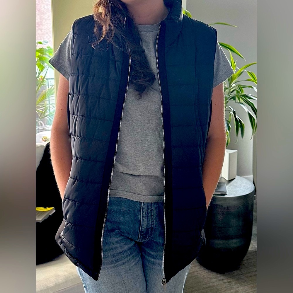 NWOT! 🩵🖤Calvin Klein women’s black puffy vest. Never been worn Size L
